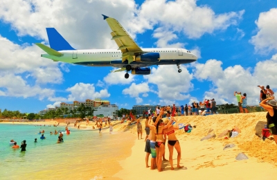 Maho Beach Strand am Flughafen St Maarten (Solarisys / stock.adobe.com)  lizenziertes Stockfoto 
Infos zur Lizenz unter 'Bildquellennachweis'